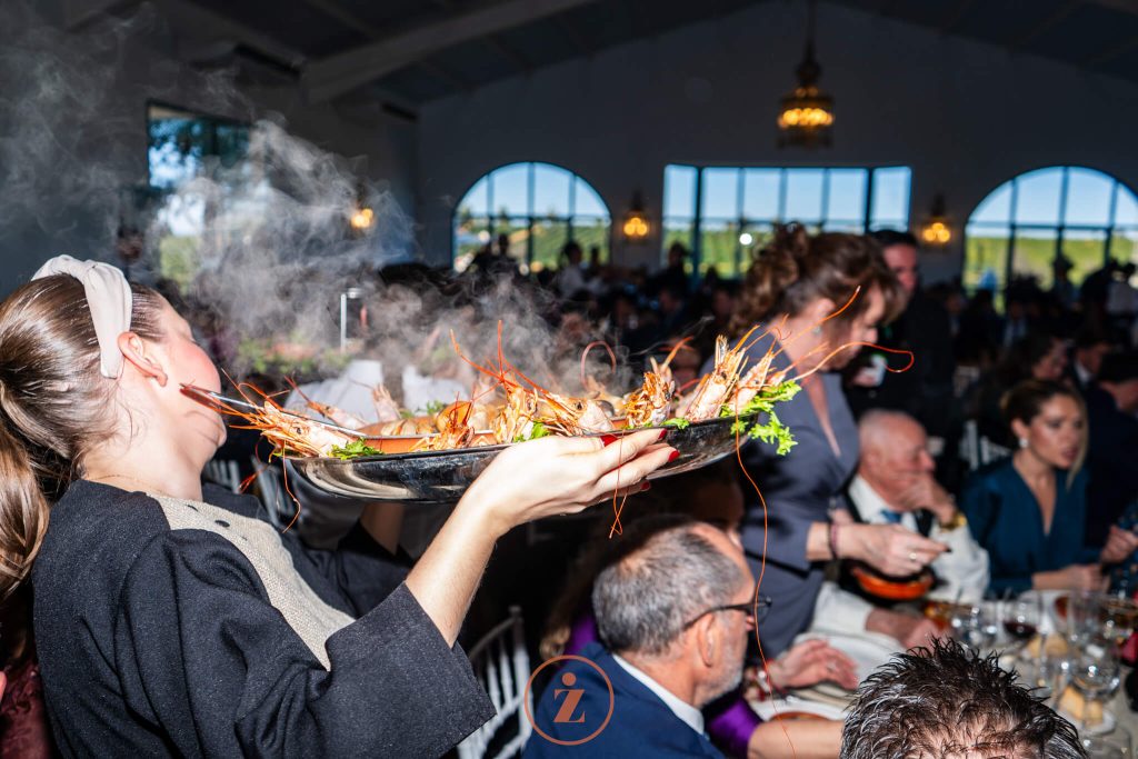 Camarera en un catering para bodas