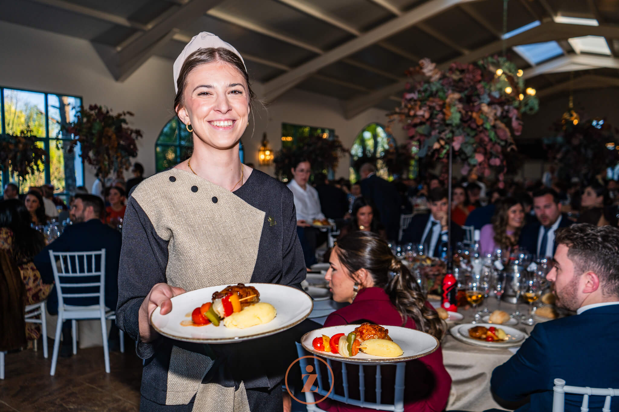 Camarera en un catering para bodas