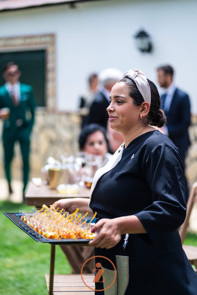 camarera con bandeja