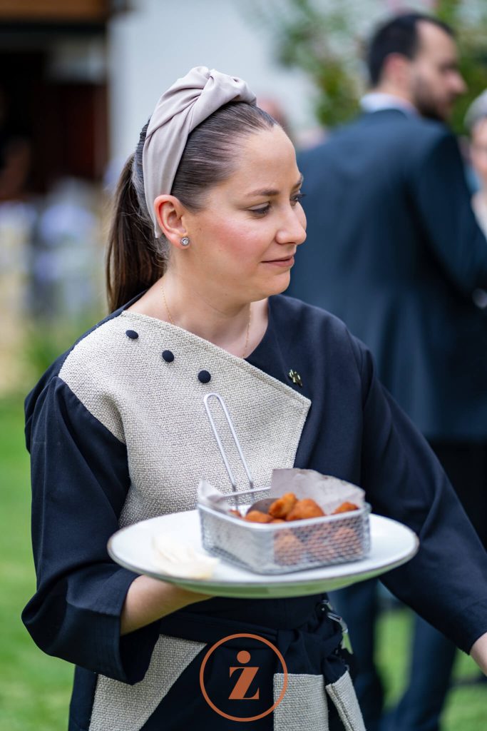 Camarera con bandeja