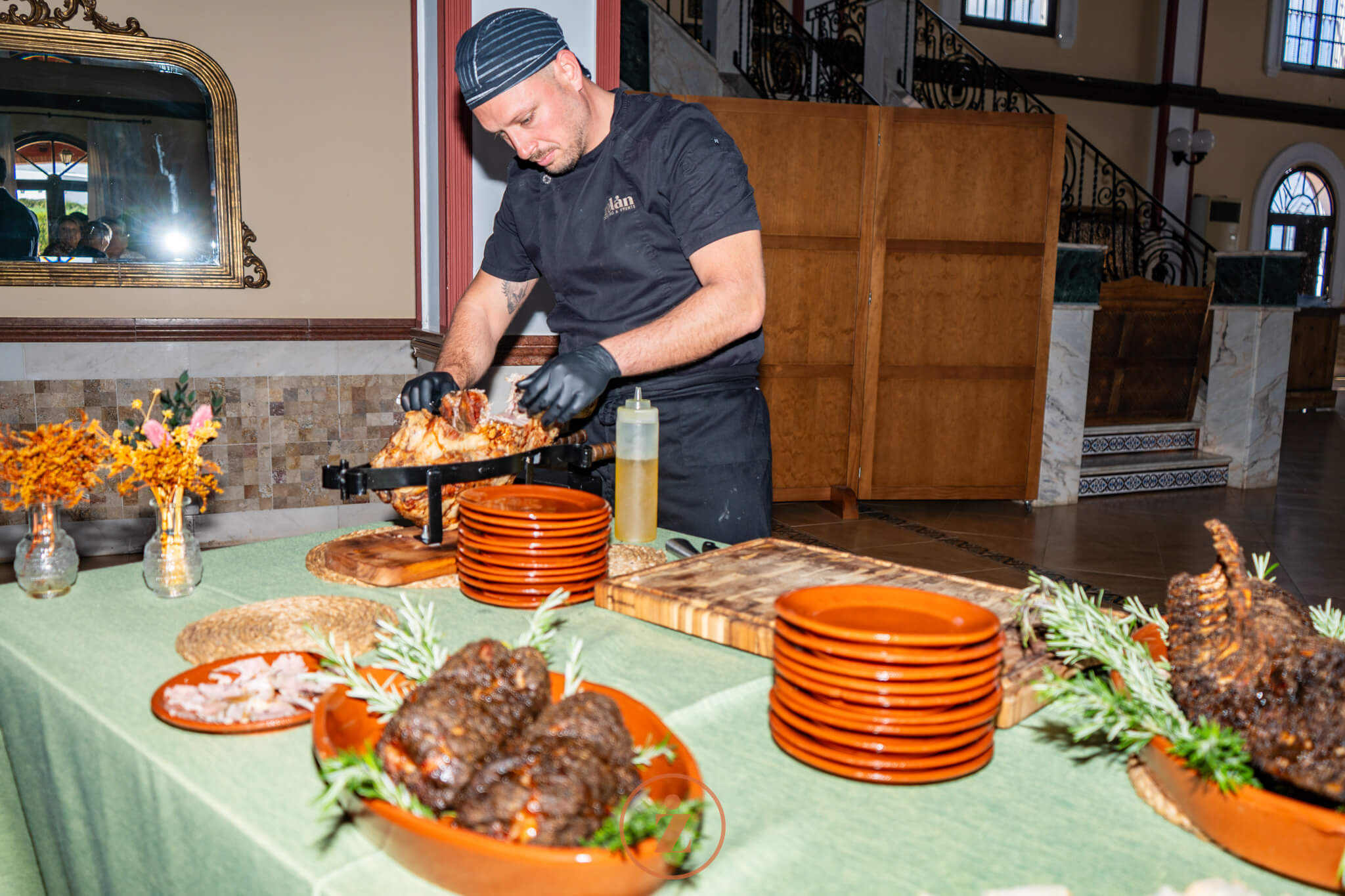 Cocinero trinchando carne en un evento de empresa