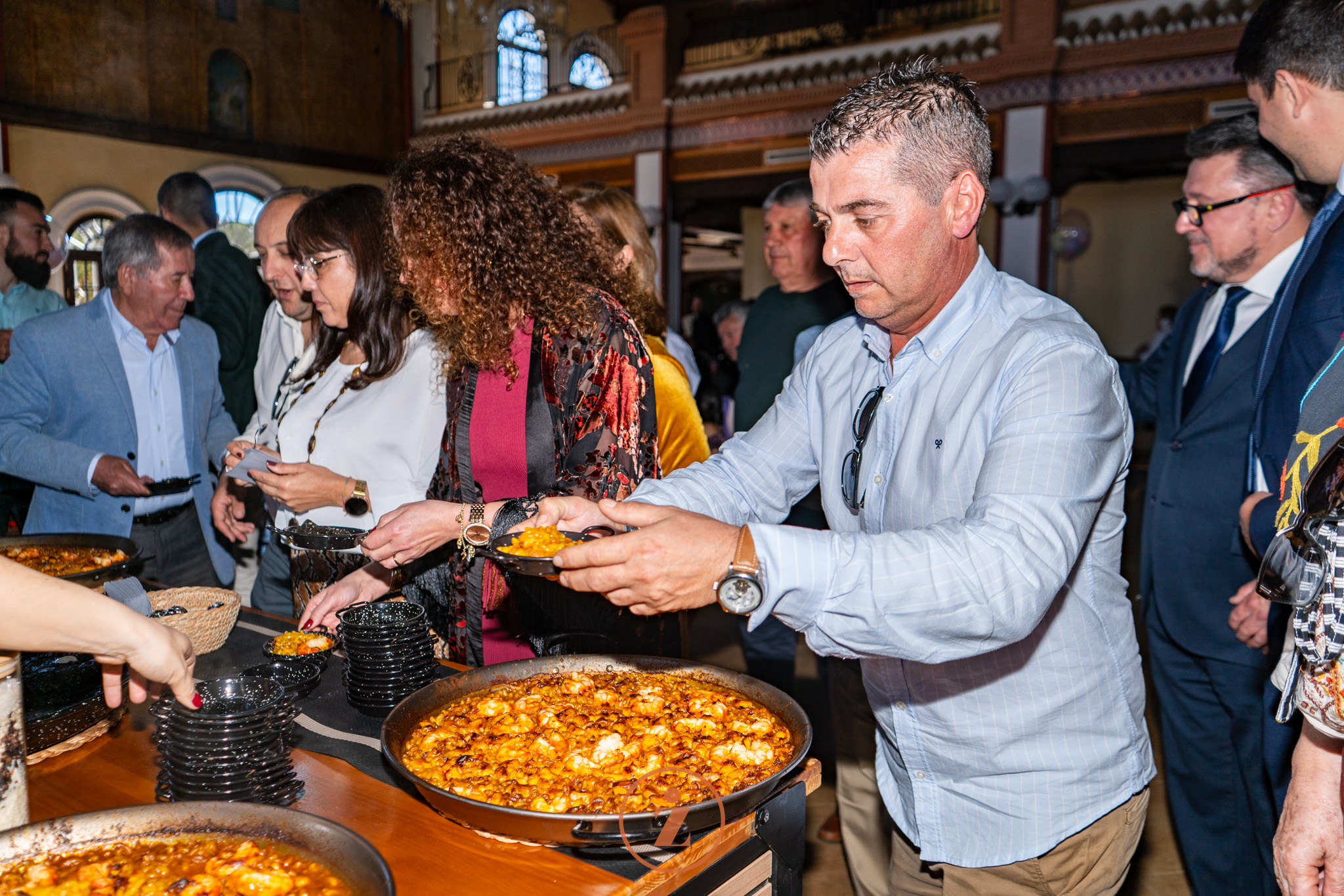 personas comiendo arroz en una boda